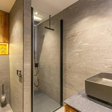Appartement De Standing Avec Wi-fi, Garage, Terrasse Et Acces Direct Aux Pistes A - Fr-1-694-348 Val-dʼIsère